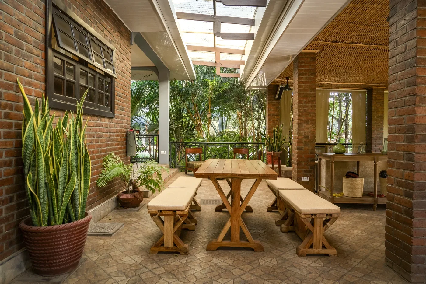 Airport Planet Lodge